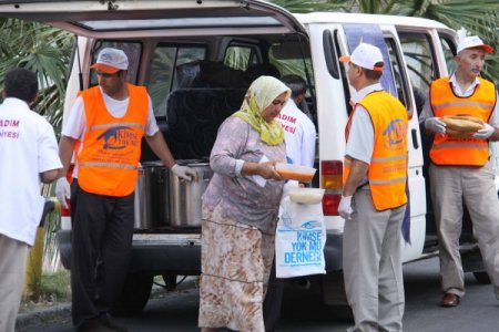 Kimse Yok Mu Derneği, İftarda Bin Kişiye Sıcak Yemek Dağıtıyor