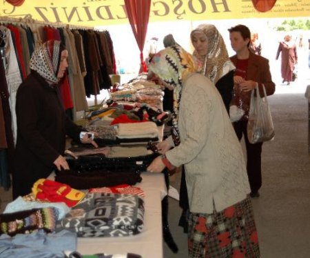 Kimse Yok Mu Derneği, İhtiyaç Sahiplerine Yardım Etmek İçin Kermes Açtı