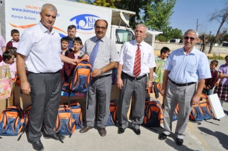 Kimse Yok Mu Derneği, ilkokul öğrencilerini sevindirdi