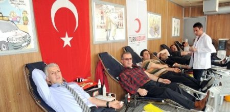 Kimse Yok Mu Derneği, kan bağışı ve depreme dikkat çekti