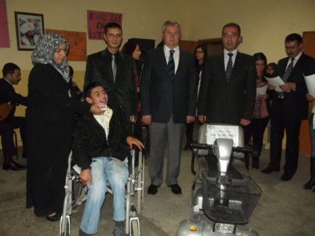 Kimse Yok Mu Derneği engelli öğrenciye akülü araba verdi