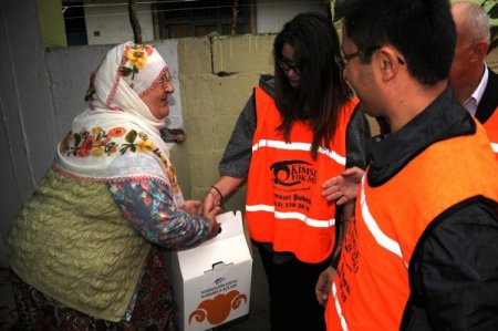 Kimse Yok Mu Derneği gönüllüsü Samsunlu doktorlar et dağıttı