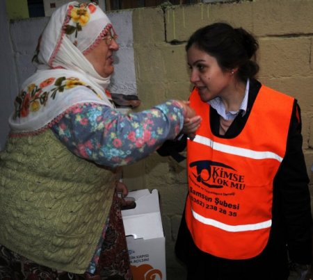 Kimse Yok Mu Derneği gönüllüsü Samsunlu doktorlar et dağıttı