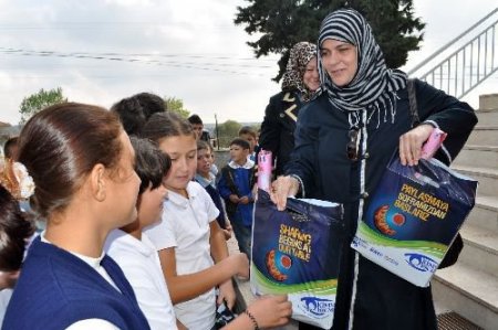 Kimse Yok Mu Derneği Köy Okulundaki Öğrencileri Sevindirdi