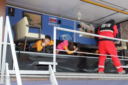 Kimse Yok Mu Derneği’nden Denizli’de uygulamalı deprem eğitimi