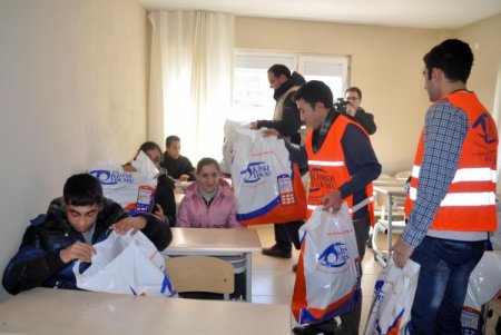 Kimse Yok Mu Derneği’nin giysi yardımı çocukları ısıtacak