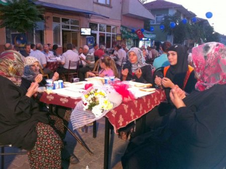 Kimse Yok Mu Derneği’nin İftar Sofrası Farklı Kesimleri Bir Araya Getiriyor