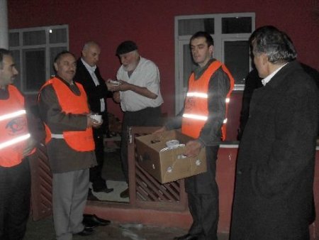 Kimse Yok Mu Ekibi Sahilköy'de Aşure Dağıttı