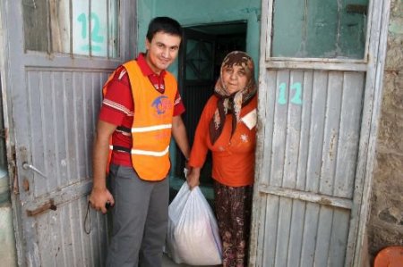 Kimse Yok Mu Gönüllüleri, Kurban Etlerini Dağıtmak İçin Dünyaya Dağıldı