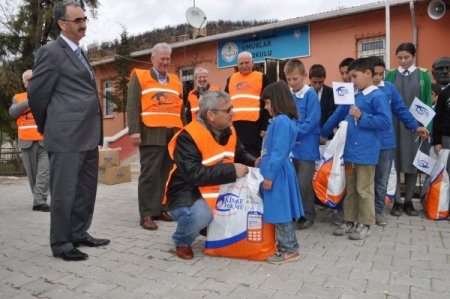 Kimse Yok Mu gönüllüleri 14 Şubat'ta sevgilerini öğrencilerle paylaştı