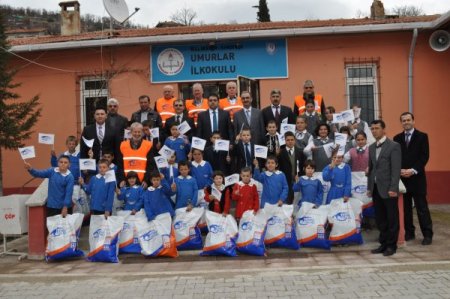 Kimse Yok Mu gönüllüleri 14 Şubat'ta sevgilerini öğrencilerle paylaştı