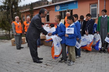 Kimse Yok Mu gönüllüleri 14 Şubat'ta sevgilerini öğrencilerle paylaştı
