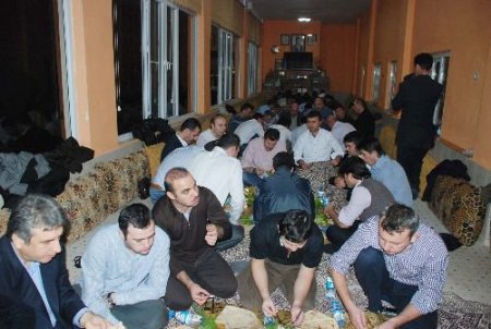 Kimse Yok Mu Gönüllüleri Havai Fişeklerle Karşılandı