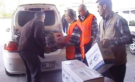Kimse Yok Mu İzmir’de, 3 bin 800 ailenin kapısını çalarak kurban eti dağıttı