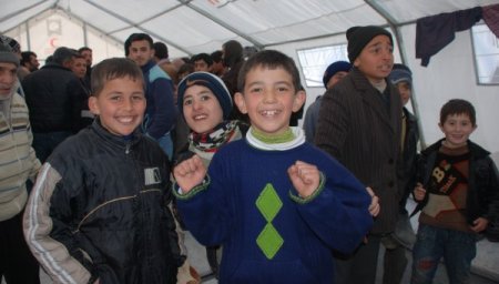 Kimse Yok Mu Nizip'te Suriyeli sığınmacılara yardım dağıttı