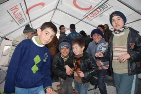 Kimse Yok Mu Nizip'te Suriyeli sığınmacılara yardım dağıttı