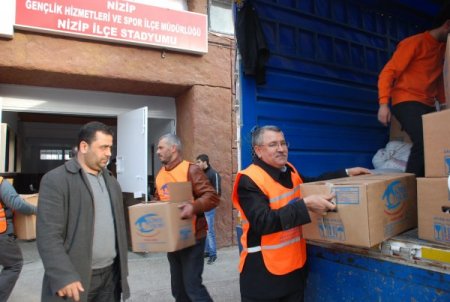 Kimse Yok Mu Nizip'te Suriyeli sığınmacılara yardım dağıttı