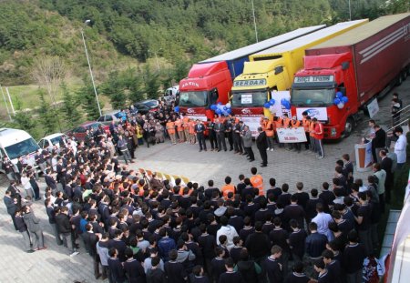 Kimse Yok Mu ve Nilüfer Eğitim Kurumları'ndan Suriyelilere 3 TIR dolusu yardım