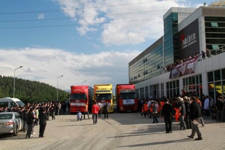 Kimse Yok Mu ve Nilüfer Eğitim Kurumları'ndan Suriyelilere 3 TIR dolusu yardım