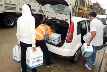 Kimse Yok Mu ve Ufuk Okuma Salonları kurban eti ve erzak dağıttı