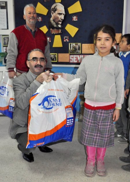 Kimse Yok Mu'nun gönüllü öğretmenleri köy okulunda çocukları sevindirdi