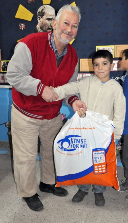 Kimse Yok Mu'nun gönüllü öğretmenleri köy okulunda çocukları sevindirdi