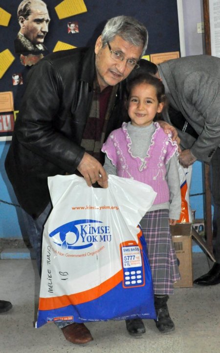 Kimse Yok Mu'nun gönüllü öğretmenleri köy okulunda çocukları sevindirdi