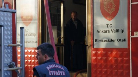 Kimsesizlerin kaldığı otelde yangın paniği