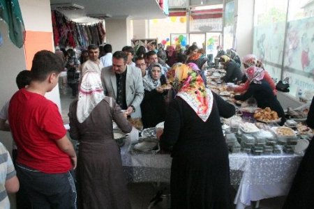 Kınalı Eller Derneği'nden kız öğrenciler yararına kermes