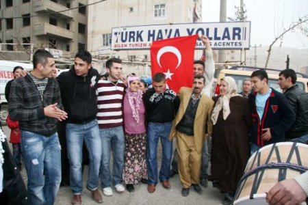 Kınalı Kuzular Halaylarla Askere Uğurlandı