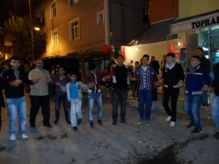 'Kınalı kuzusunu' askere Kürtçe şarkılarla uğurladı