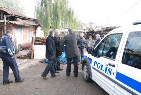 Kira borcu bulunan esnafın dükkanları mühürlendi