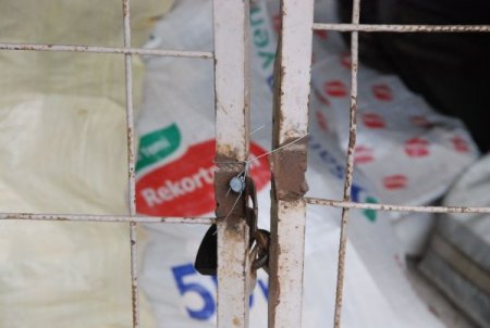 Kira borcu bulunan esnafın dükkanları mühürlendi