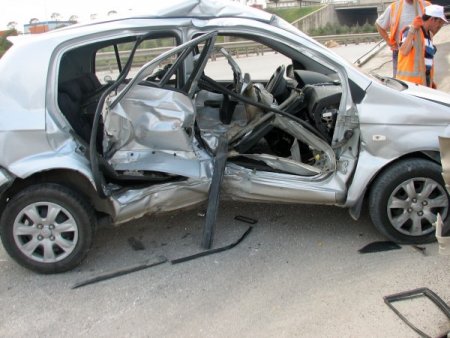 Kiraladığı araç içerisinde sıkışarak öldü