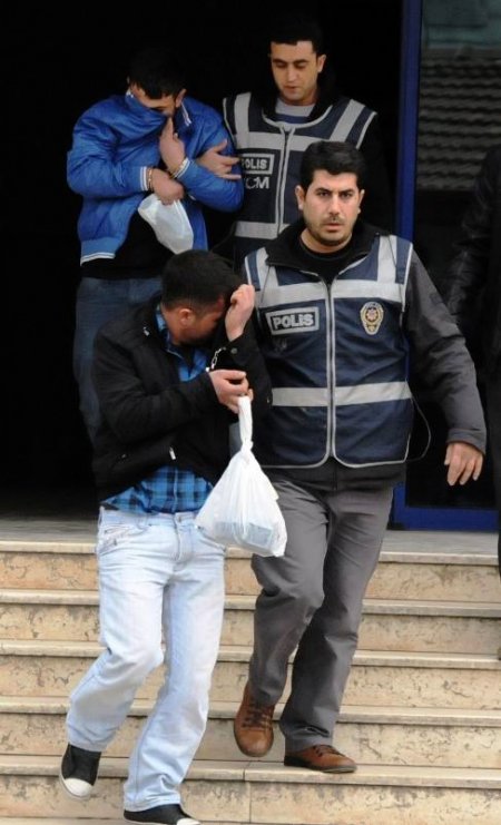 Kiralık araçla tatile giden 2 şahıs, 8 kilogram eroinle yakalandı