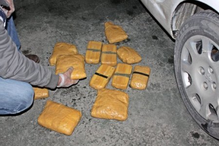 Kiralık araçla tatile giden 2 şahıs, 8 kilogram eroinle yakalandı