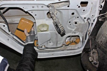 Kiralık araçla tatile giden 2 şahıs, 8 kilogram eroinle yakalandı