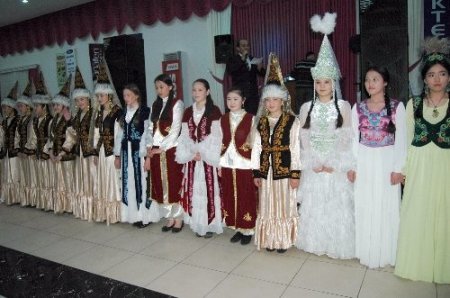 Kırgız öğrenciler Tarsusluların gönüllerini fethetti