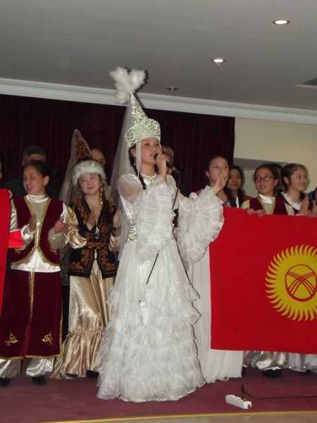 Kırgız öğrencilerden Türkçe şöleni