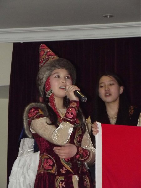 Kırgız öğrencilerden Türkçe şöleni