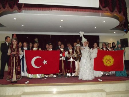 Kırgız öğrencilerden Türkçe şöleni