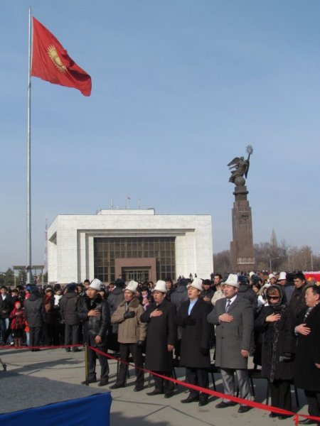 Kırgızistan'da Bayrak Günü Çeşitli Etkinliklerle Kutlandı