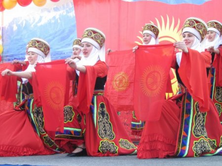 Kırgızistan'da Bayrak Günü Çeşitli Etkinliklerle Kutlandı
