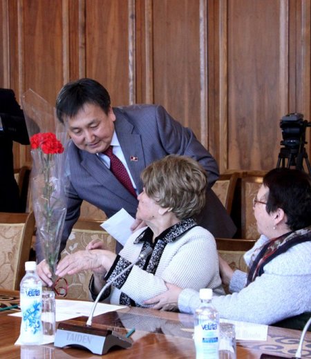 Kırgızistan'ın Geçiş Döneminde Rol Alan Kişiler, Ödüllendirildi