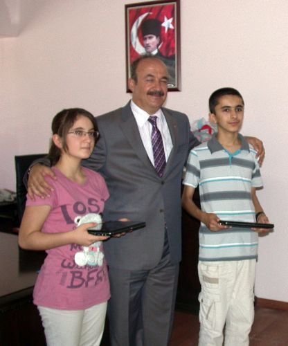 Kırıkhan Kaymakamı Çelik, Sbs Birincilerini Dizüstü Bilgisayarla Ödüllendirdi