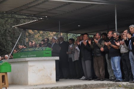 Kırıkhan'da evlerinde ölü bulunan 4 kişi toprağa verildi