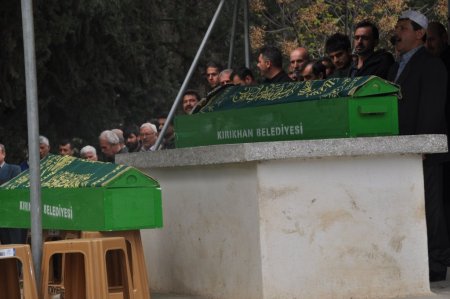 Kırıkhan'da evlerinde ölü bulunan 4 kişi toprağa verildi