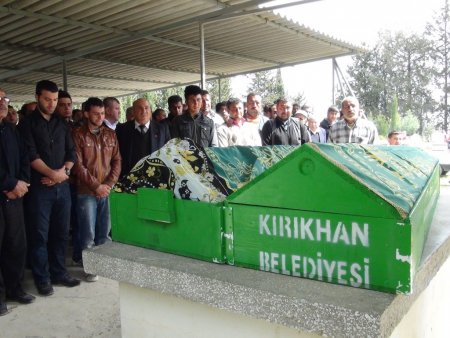 Kırıkhan'da evlerinde ölü bulunan 4 kişi toprağa verildi
