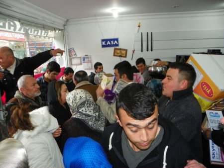 Kırıkkale'de bir mağazanın promosyonu izdihama neden oldu