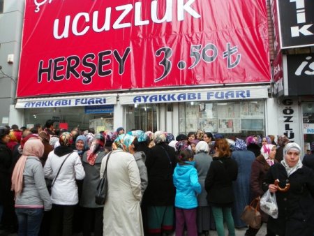 Kırıkkale'de bir mağazanın promosyonu izdihama neden oldu